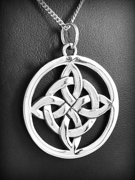 Magnifique pendentif en argent d'un entrelacs celte ajouré et cerclé (h:38mm).