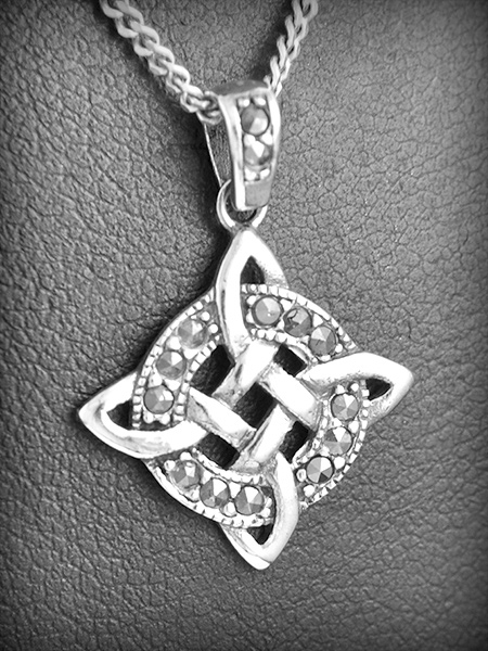 Pendentif en argent d'un joli entrelacs celtique incrusté de marcassites, la bélière est...