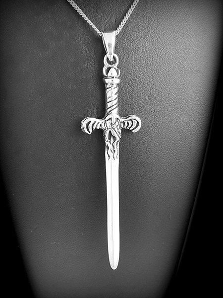 Pendentif épée en argent gravée des deux cotés de cordages  (h:70 mm).