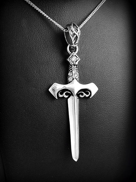 Pendentif d'une jolie épée en argent avec zirconium blancs sur la fusée et le pommeau, la bélière...