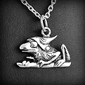 Pendentif en argent mi- grenouille, mi-oiseau poilue portant un bonnet pointu sortie tout droit...