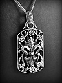 Pendentif en argent d'une petite plaque fleurie ajourée et décorée d'une fleur de lys, jolie...