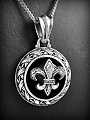 Pendentif en argent d'une médaille en émail noir décoré d'une fleur de lys ciselée avec une jolie...