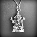 Pendentif Ganesh monté sur base rectangulaire en argent, très belle finition recto verso (h:33mm).