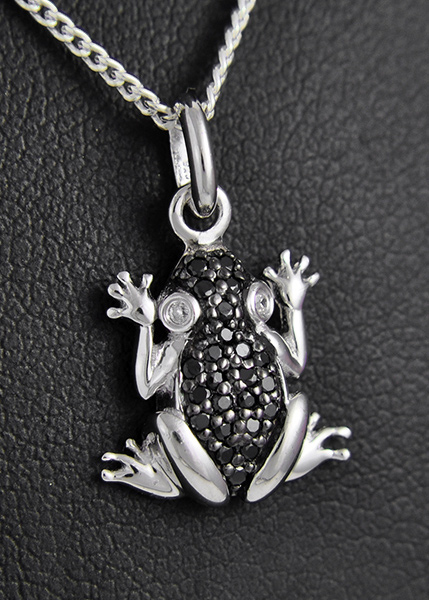 Pendentif délicat en argent d'une grenouille, symbole de résurrection, en volume ornée de zircons...