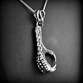 Pendentif d'une griffe de dragon en argent en volume, très belle finition, ouverture bélière 7mm...