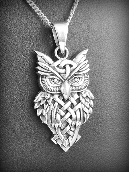 Pendentif hibou en argent décoré d' entrelacs celtiques, modèle plat légèrement creusé pour un...