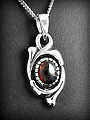 Joli pendentif en argent de forme originale orné d'une pierre d' Onyx ou Cornaline (h:25mm).