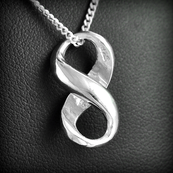 Pendentif en argent du symbole infini en volume (h:20mm).