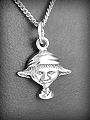 Pendentif en argent d'une petite tête de lutin (h:20 mm).