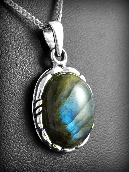 Pendentif en argent modèle épuré mettant en valeur la  pierre de Lapis Lazuli (h:25mm).