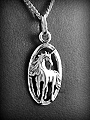 Pendentif en argent  de forme médaille ajourée décorée d'une petite licorne (h:21mm).