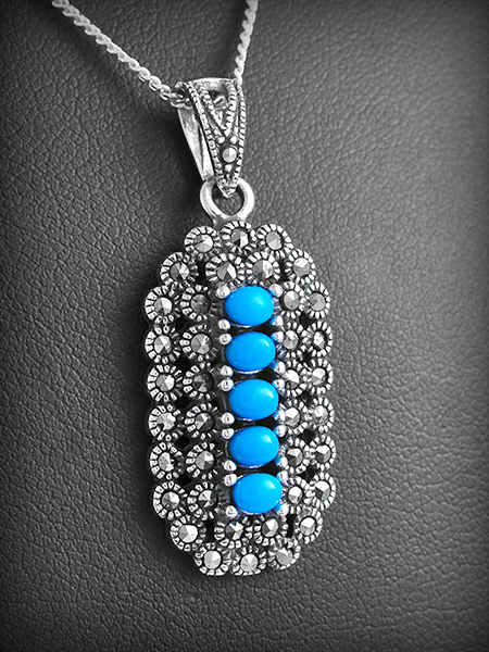 Superbe pendentif en argent de style victorien serti de marcassites et orné d'une rangée de...