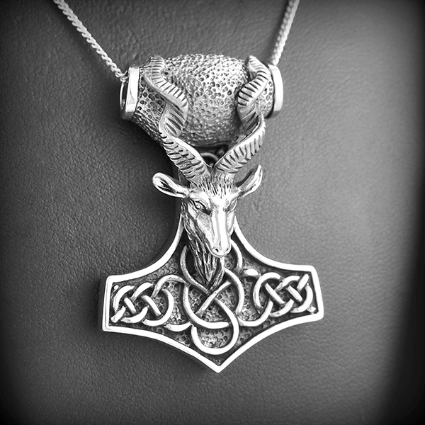 Magnifique marteau pendentif en argent orné d'une belle tête de bouquetin synonyme de fertilité,...