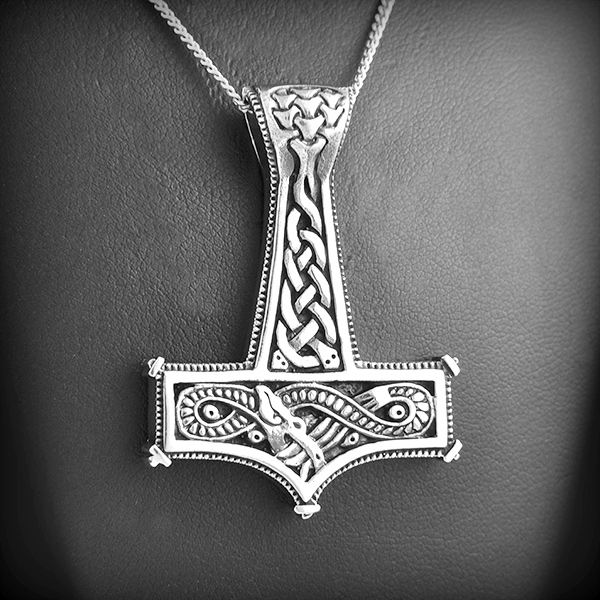 Pendentif marteau de Thor en argent gravé d'entrelacs et d'un animal celtique, la bélière est...