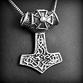 Pendentif en argent marteau avec croix des templiers et entrelacs celtiques sur les deux faces,...