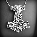 Magnifique pendentif marteau en argent entièrement gravé de voiles de drakkars, d'une boussole et...