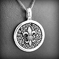 Médaille pendentif en argent avec fleur de lys au milieu de petits zirconiums noirs (h:38 mm).