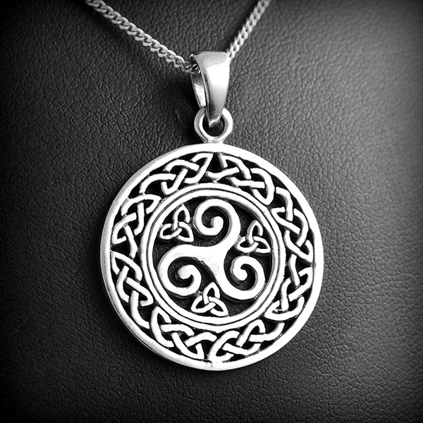 Pendentif médaille ajourée en argent plate d'un joli triskel et entrelacs celtiques et trinité...