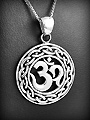 Pendentif médaille ajourée en argent du symbole "OM" le plus sacré de l'hindouisme (h:34mm).