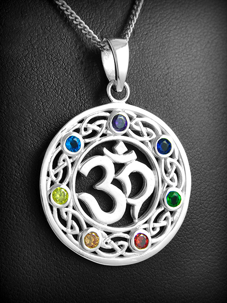 Pendentif médaillon en argent d'un Om orné de 7 zirconiums Chakra de couleur différente (h:39mm).