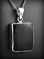 Pendentif en argent d'une pierre d'Onyx de belle grosseur de forme rectangle légèrement arrondie...