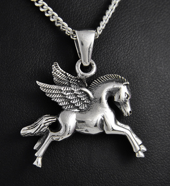 Superbe pendentif en argent d'un pégase en volume assez massif (h:30mm, l:30mm).
