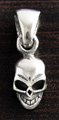 Pendentif breloque en argent d'une jolie et discrète tête de mort, belles finitions (h:18mm).