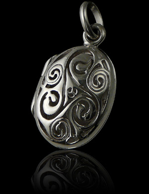 Pendentif en argent porte photo avec charnière couvercle ajouré motif triskel (h:19mm).