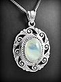 Très joli pendentif en argent d'un cabochon ciselé et ajouré orné d'une pierre véritable dil de...