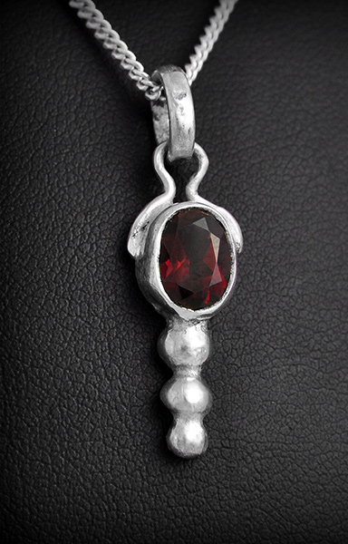 Joli petit pendentif en argent parée d'une pierre fine véritable au choix : grenat ou améthyste,...