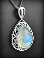 Superbe pendentif argent en forme de goutte filigrane délicatement ajourée et sertie d'une belle...
