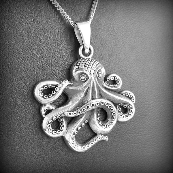 Pendentif d'une petite pieuvre en argent, très belle finition (h:36 mm).
