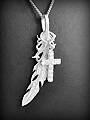 Pendentif en argent d'une plume en volume accompagnée d'une petite croix mobile parée de petits...