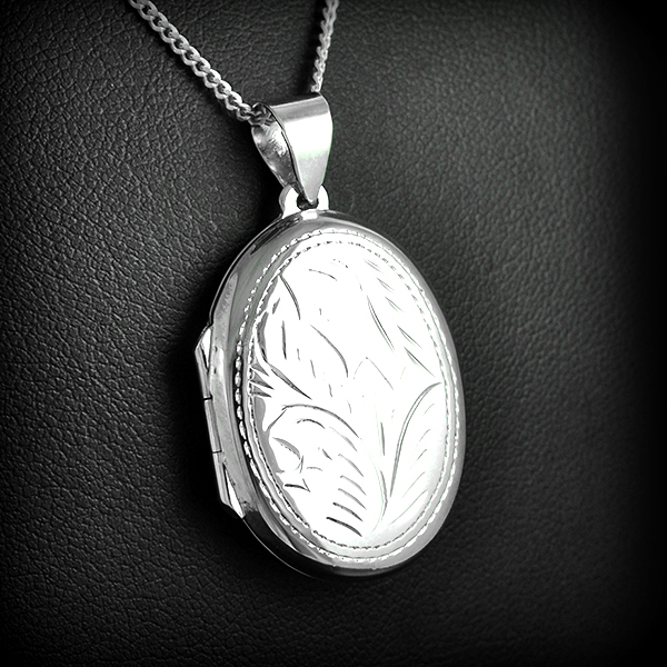 Pendentif boîte porte photo en argent de forme ovale avec un couvercle délicatement ciselé, pour...