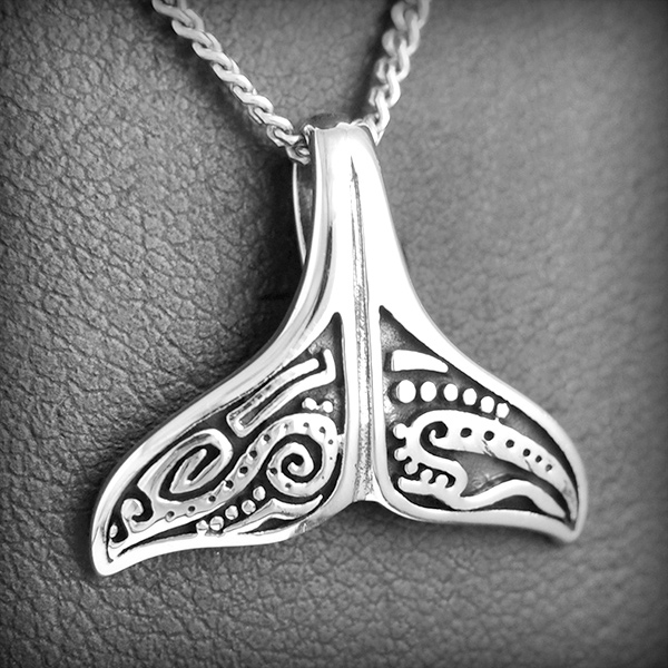 Pendentif en argent d'une jolie queue de baleine finement ciselée, belle finition (h:16 mm).