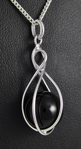Pendentif en argent d'une petite cage renfermant une boule noire imitation onyx (h:25mm).