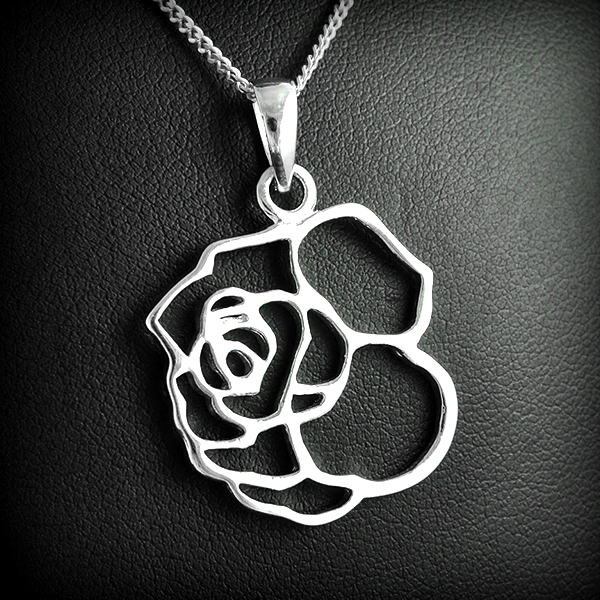 Pendentif en argent ajouré, jolie rose (h:28mm).