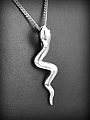 Pendentif en argent  d'un serpent lisse et ondulé en volume, la bélière est fixe sous la tête de...