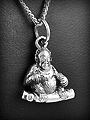 Pendentif en argent d'un singe en volume assis sur sa branche (h:20mm).