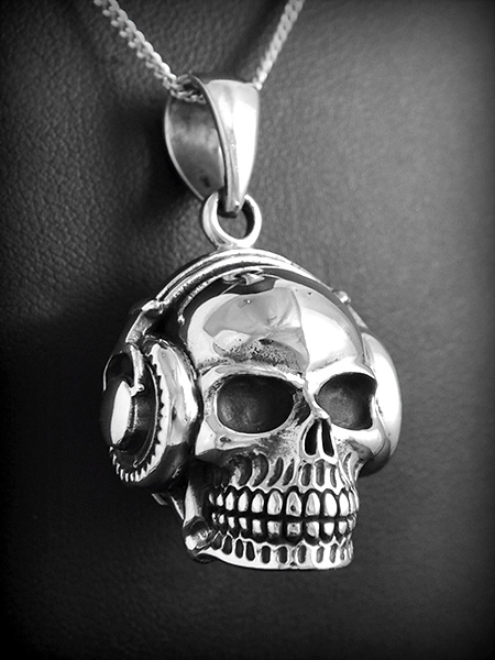 Pendentif en argent d'une tête de mort bien formée et ronde et creuse avec casque Dj (h:27mm).