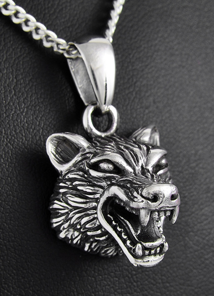 Pendentif en argent d'une superbe tête de loup gueule ouverte en volume (h:22mm, p:19mm).