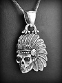 Beau pendentif d'une tête de mort avec coiffe d'indien en argent avec zirconium blanc à la base,...