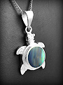 Pendentif en argent d'une tortue à carapace ronde de nacre abalone, beau volume (h:28mm).