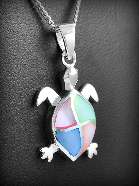 Beau pendentif en argent d'une tortue marine à carapace de nacre multicolore de belle épaisseur...