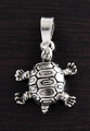 Pendentif en argent d'une jolie petite tortue en volume avec mes 6 membres articulés (h:28mm).