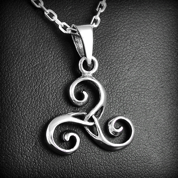 Élégant pendentif en argent d'un Triskel finement ajouré d'une entrelac Trinité en son centre...