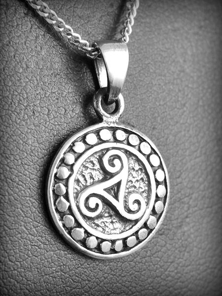Pendentif en argent plein d'un triskel délicatement cerclé, modèle intemporel.(h:14mm).