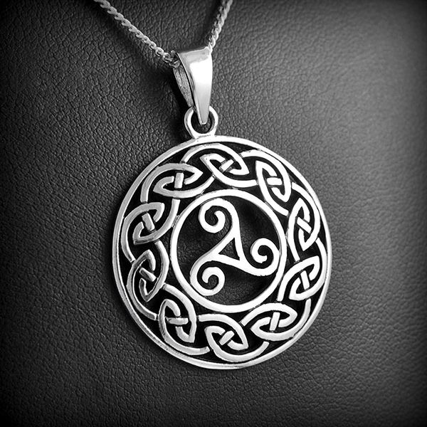 Joli pendentif médaille en argent d'un triskel et entrelacs ajouré (h:28mm).