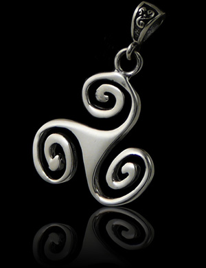 Pendentif en argent élégant  triskel découpé et bélière gravée d'un petit triskel (h:15mm).